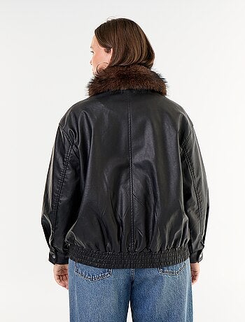 Cazadora oversize de polipiel con cuello de pelo sintético desmontable