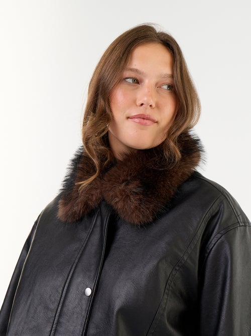 Cazadora oversize de polipiel con cuello de pelo sintético desmontable - Kiabi Cazadora oversize de polipiel con cuello de pelo sintético desmontable - Kiabi