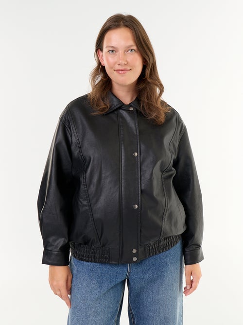 Cazadora oversize de polipiel con cuello de pelo sintético desmontable - Kiabi Cazadora oversize de polipiel con cuello de pelo sintético desmontable - Kiabi