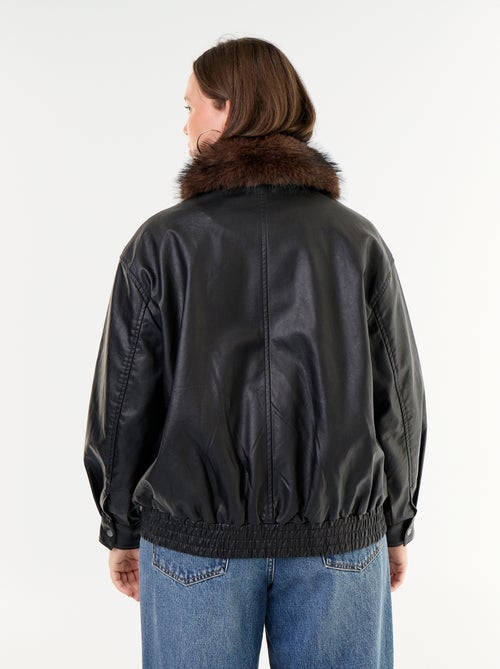 Cazadora oversize de polipiel con cuello de pelo sintético desmontable - Kiabi Cazadora oversize de polipiel con cuello de pelo sintético desmontable - Kiabi
