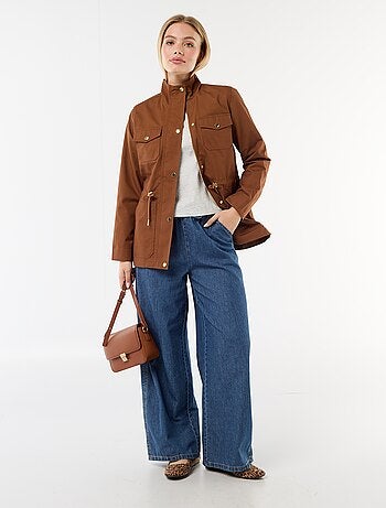 Cazadora sahariana con botones a presión delante