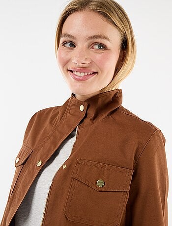 Cazadora sahariana con botones a presión delante