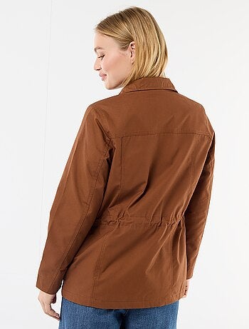 Cazadora sahariana con botones a presión delante