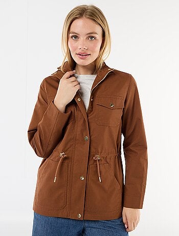 Cazadora sahariana con botones a presión delante