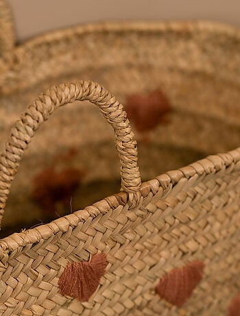 Cesta con corazones bordados