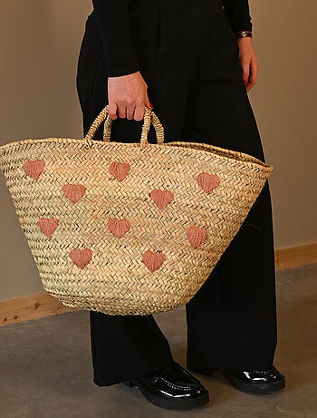 Cesta con corazones bordados