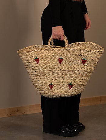 Cesta de fresas bordada