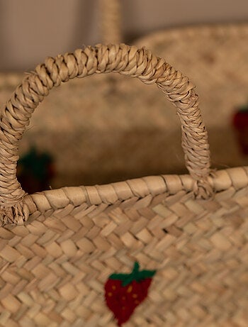 Cesta natural bordada a mano con fresas en lana roja y verde