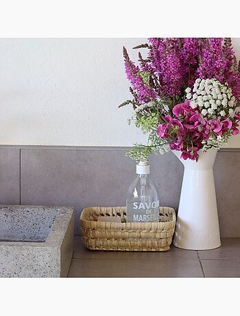 Cesta rectangular de hojas de palmera