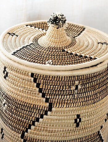 Cesto para la ropa con motivos étnicos en fibras de palma