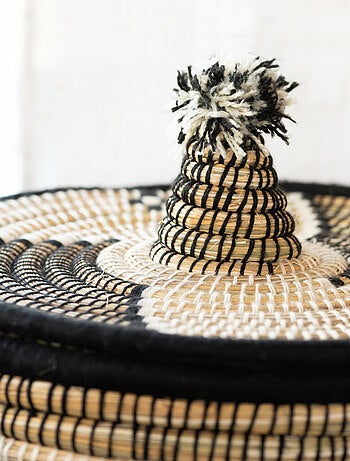 Cesto para la ropa con motivos étnicos en fibras de palma