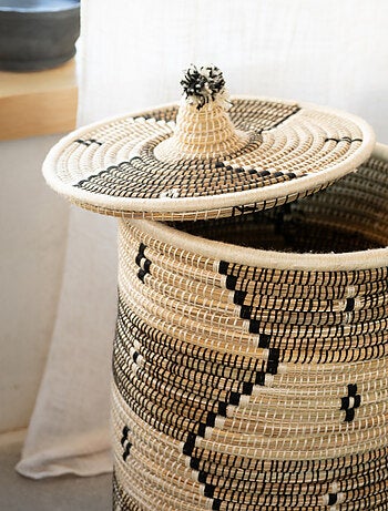 Cesto para la ropa con motivos étnicos en fibras naturales