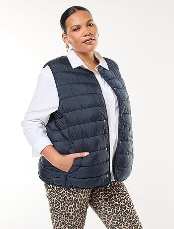 Anorak sin mangas con automáticos