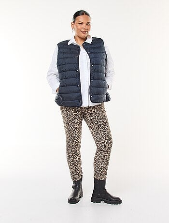 Anorak sin mangas con automáticos