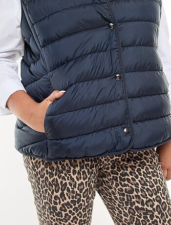 Anorak sin mangas con automáticos