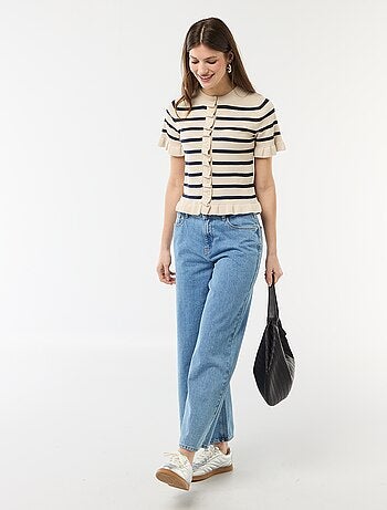 Chaleco con botones y mangas con volantes