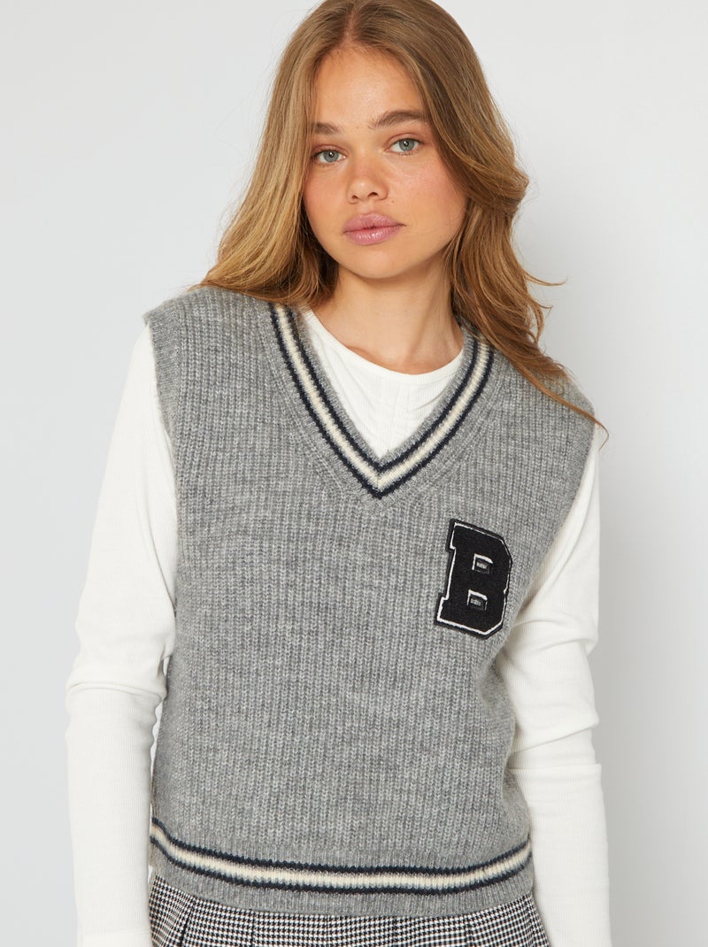 Chaleco con cuello de pico gris - Kiabi