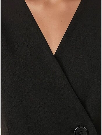 Chaleco con cuello en V y detalle de hombros ajustados