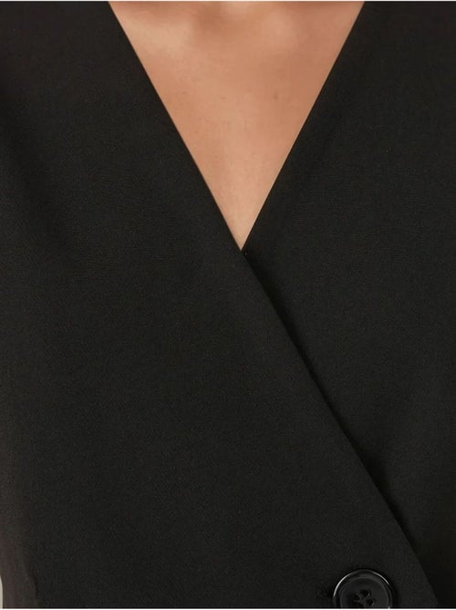 Chaleco con cuello en V y detalle de hombros ajustados - Kiabi Chaleco con cuello en V y detalle de hombros ajustados - Kiabi
