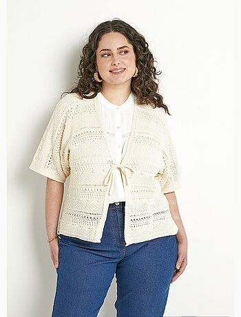 Chaleco corto calado con cuello en V y mangas cortas.