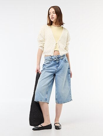 Chaleco de crochet con lazada festoneado