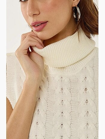 Chaleco de punto de cuello alto con patrón de trenza de pelo hiccup