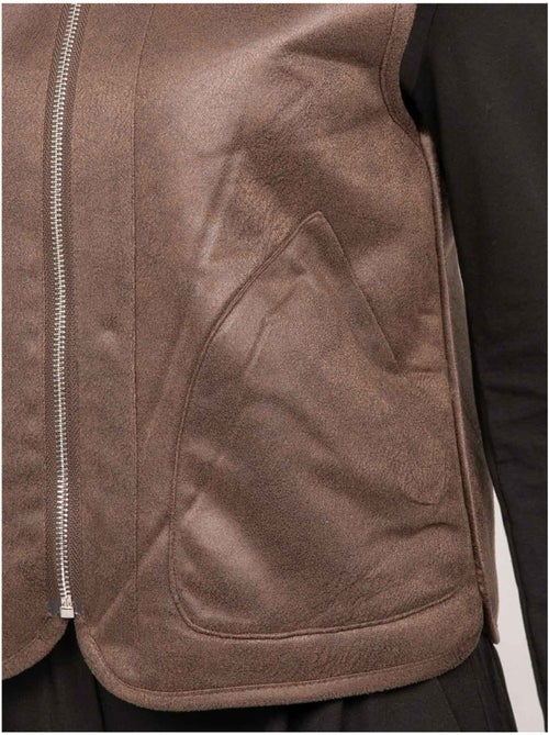 Chaleco reversible de antelina y pelo sintético umiya - Kiabi Chaleco reversible de antelina y pelo sintético umiya - Kiabi