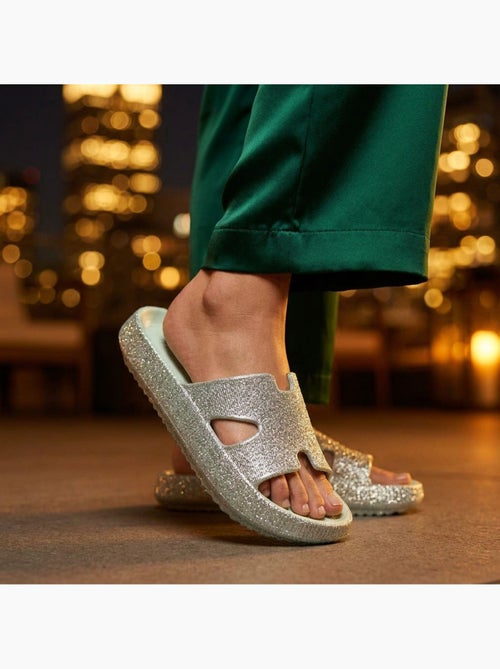 Chancla Glitter H-Strap EVA 6 Colores OZABI - Kiabi Chancla Glitter H-Strap EVA 6 Colores OZABI - Kiabi