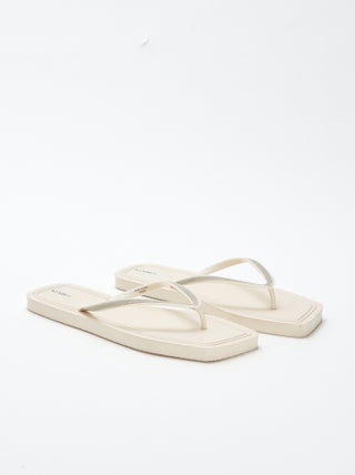 Chanclas con puntera cuadrada y detalles brillantes