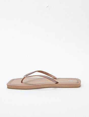 Chanclas con puntera cuadrada y detalles brillantes
