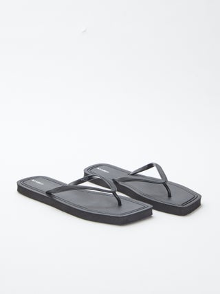 Chanclas con puntera cuadrada y detalles brillantes
