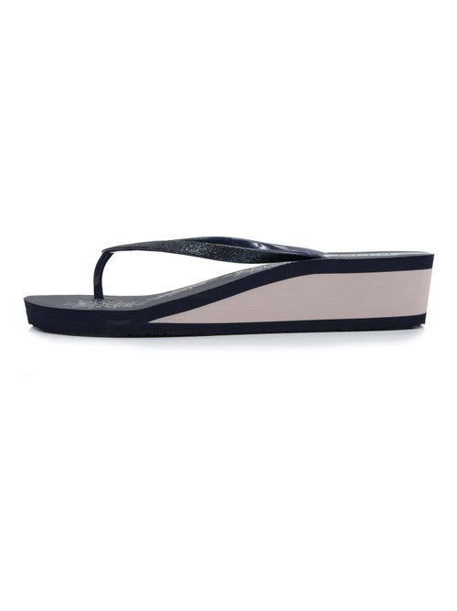 Chanclas con un tacón cómodo y ligero de 4 cm Isotoner - Kiabi Chanclas con un tacón cómodo y ligero de 4 cm Isotoner - Kiabi
