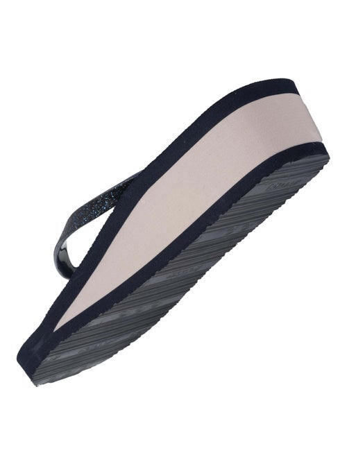 Chanclas con un tacón cómodo y ligero de 4 cm Isotoner - Kiabi Chanclas con un tacón cómodo y ligero de 4 cm Isotoner - Kiabi