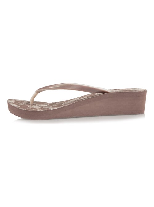 Chanclas con un tacón cómodo y ligero de 4 cm Isotoner - Kiabi Chanclas con un tacón cómodo y ligero de 4 cm Isotoner - Kiabi