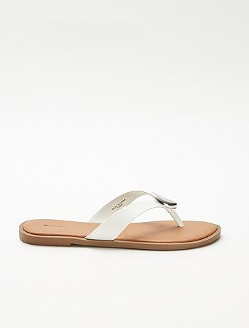 Chanclas de imitación con detalle metálico