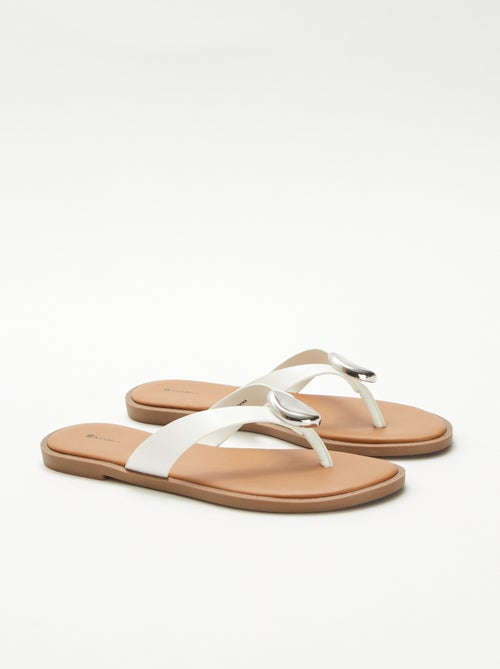 Chanclas de imitación con detalle metálico - Kiabi Chanclas de imitación con detalle metálico - Kiabi