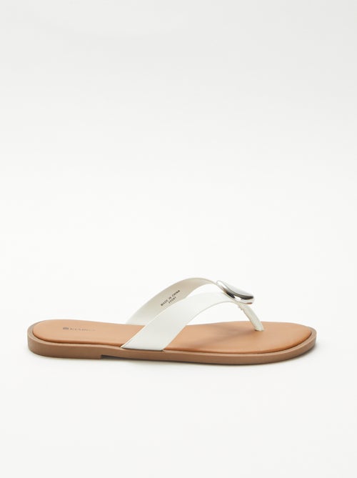 Chanclas de imitación con detalle metálico - Kiabi Chanclas de imitación con detalle metálico - Kiabi