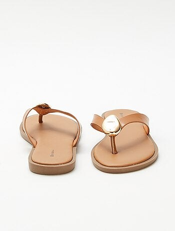 Chanclas de imitación con detalle metálico