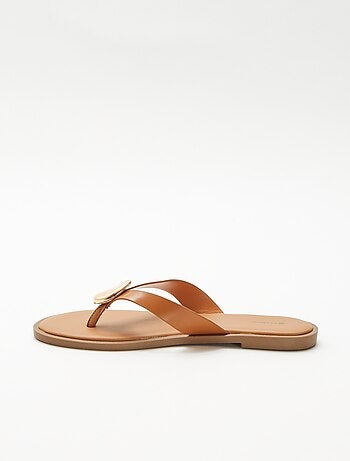 Chanclas de imitación con detalle metálico