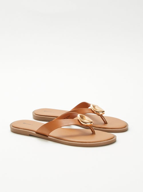 Chanclas de imitación con detalle metálico - Kiabi Chanclas de imitación con detalle metálico - Kiabi