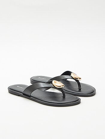 Chanclas de imitación con detalle metálico