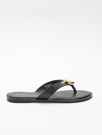 Chanclas de imitación con detalle metálico