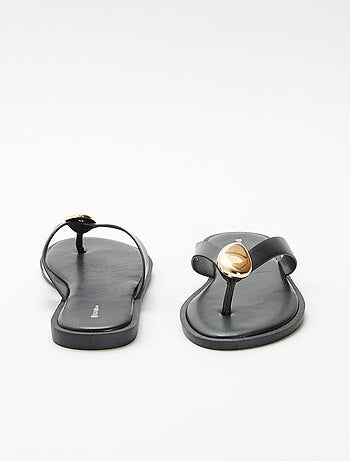 Chanclas de imitación con detalle metálico