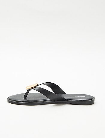 Chanclas de imitación con detalle metálico