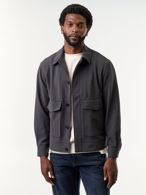 Chaqueta abotonada lisa con bolsillos de parche - Kiabi