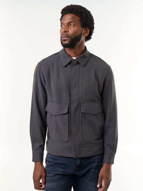 Chaqueta abotonada lisa con bolsillos de parche - Kiabi