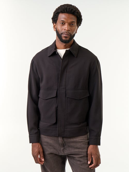 Chaqueta abotonada lisa con bolsillos de parche - Kiabi Chaqueta abotonada lisa con bolsillos de parche - Kiabi