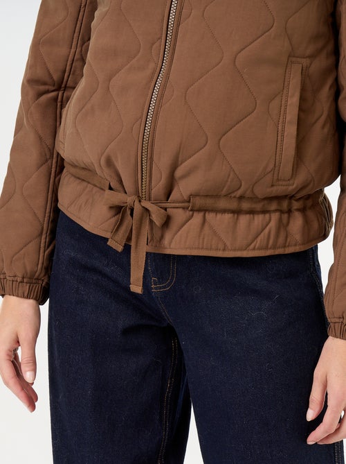 Chaqueta acolchada ajustable en la cintura - Kiabi Chaqueta acolchada ajustable en la cintura - Kiabi