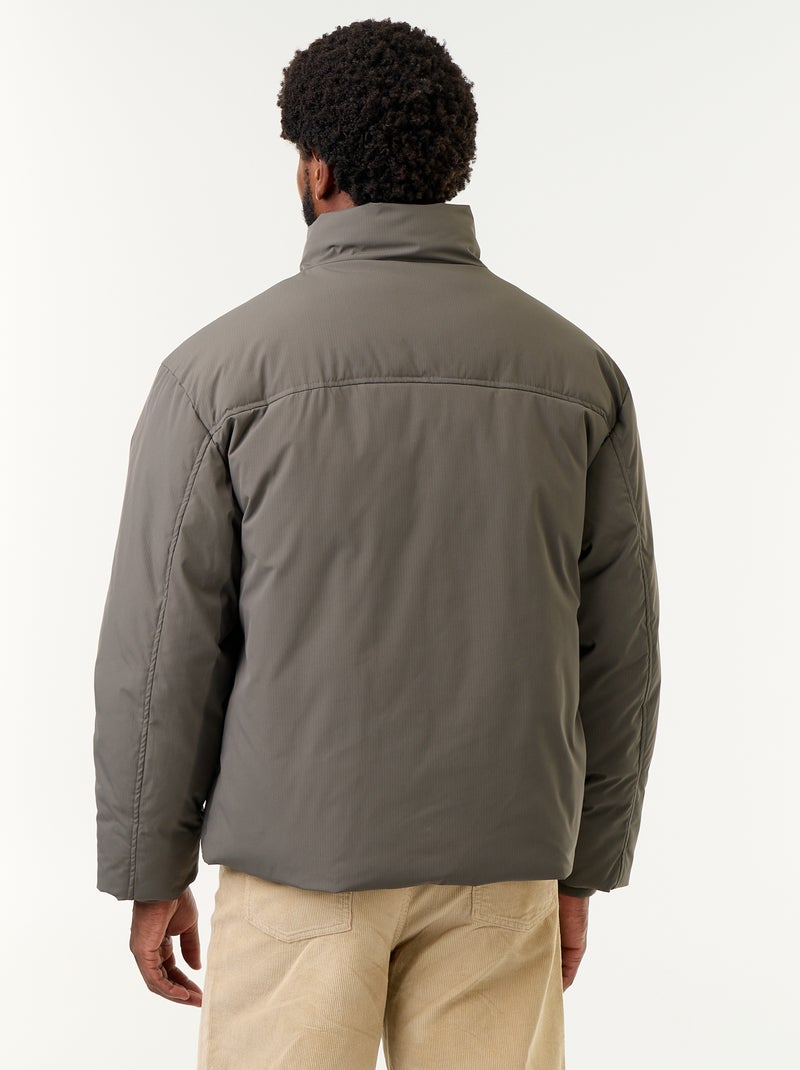 Chaqueta acolchada con cuello alto y mangas raglán Kaki - Kiabi