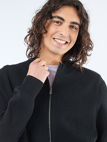 Chaqueta cálida con cremallera y cuello alto